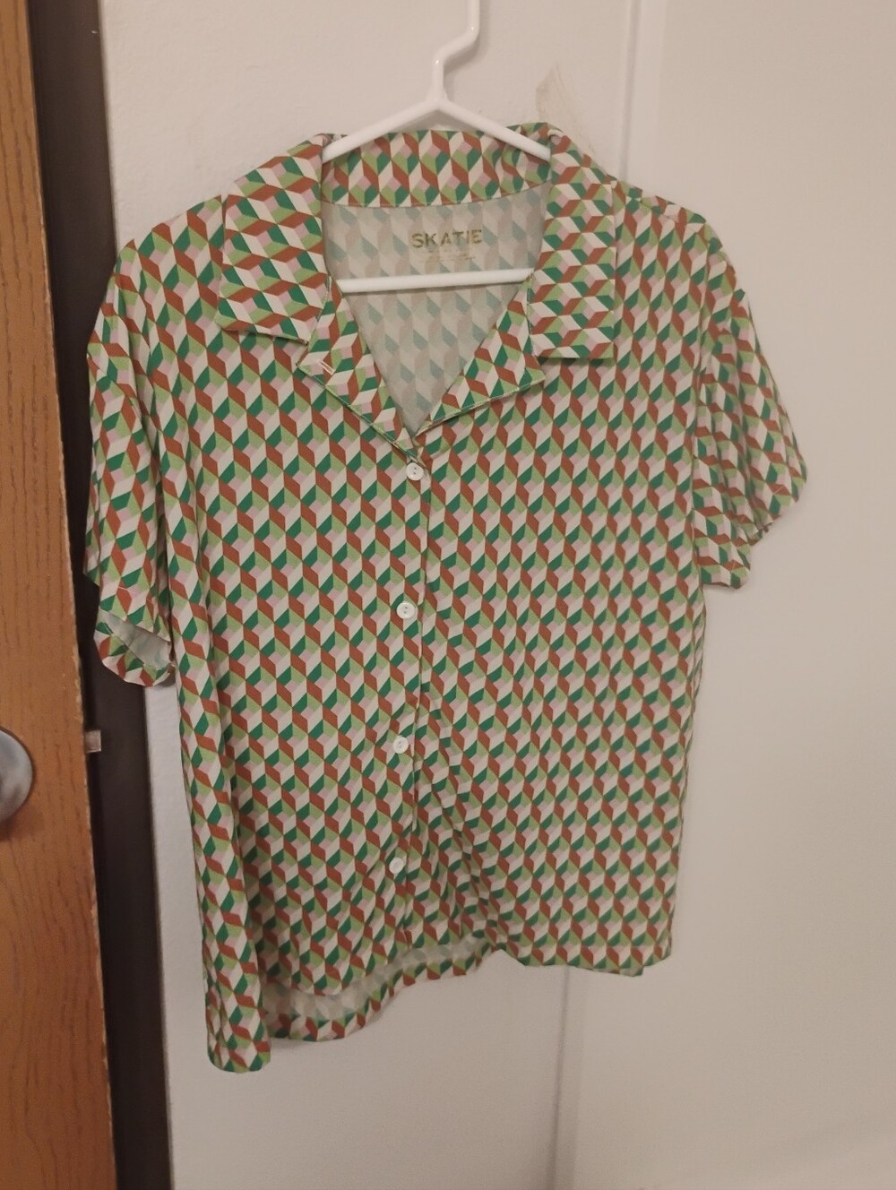SKATIE Women's Collared Groovy Retro Print Collared Short Sleeve Button Top Sz L